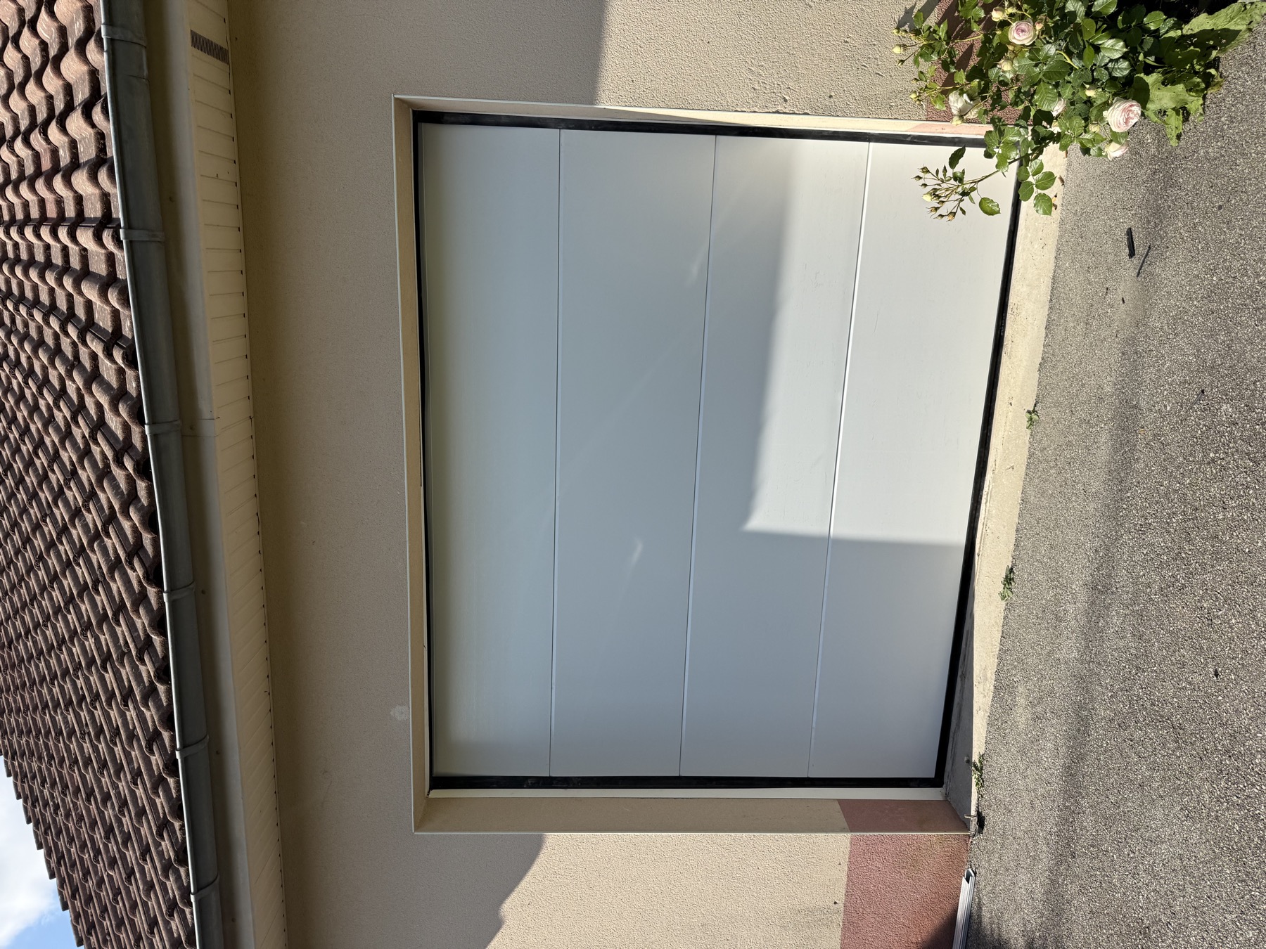 Porte de garage sectionnelle blanche installée